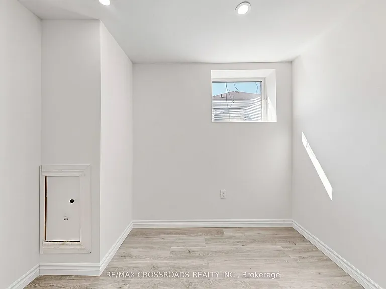 1496 Simcoe St N — Photo 29