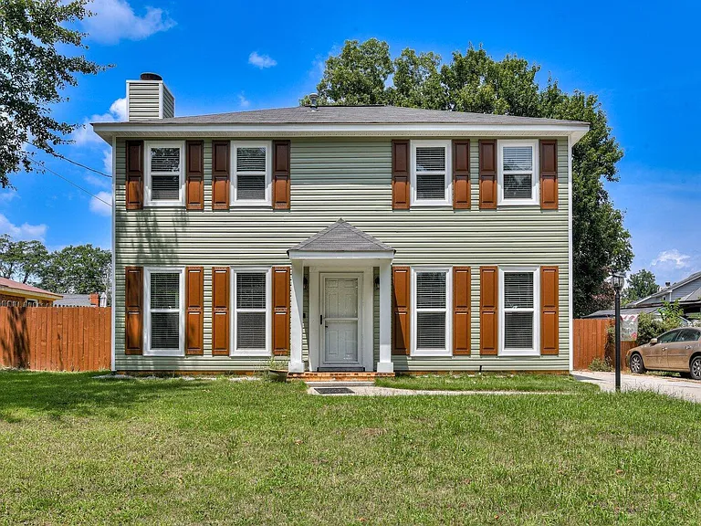 2211 Pleasant Dr — Photo 1