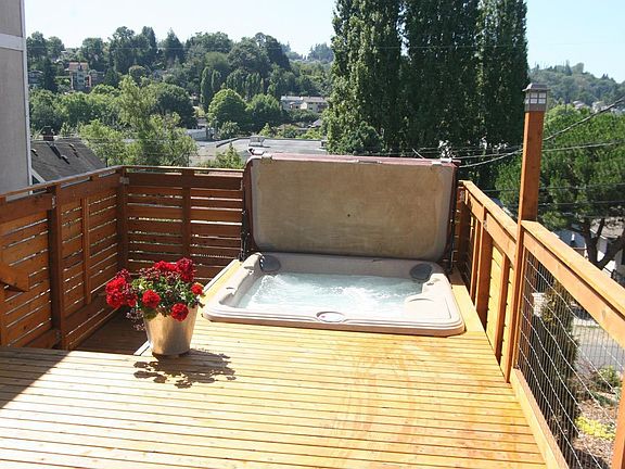 3834 37th Ave S (Deck/Spa View)