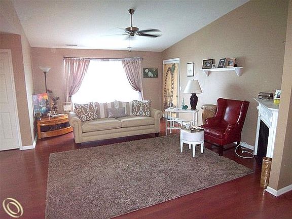 4th image of 27202 Chesapeake Cir #1