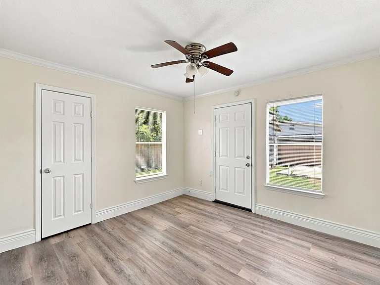 1012 W Hart Ave — Photo 13