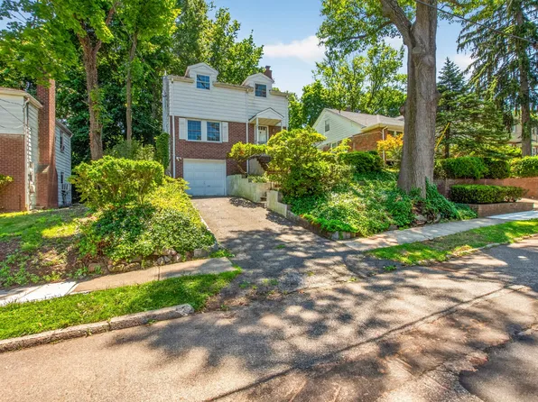 185 Reldyes Ave, Leonia, NJ 07605
