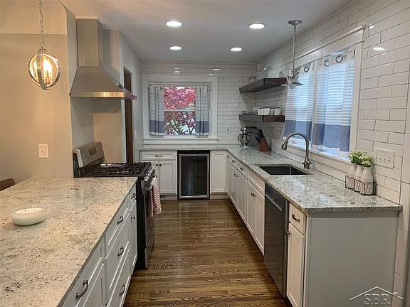 2nd image of 4710 Wall St