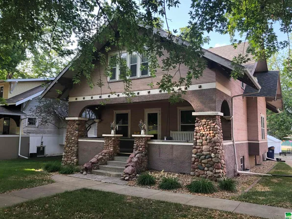 303 9th St, Alton, IA 51003