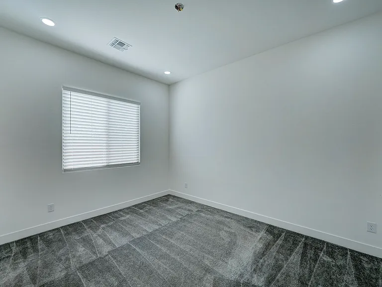 13533 N 146th Ln — Photo 32