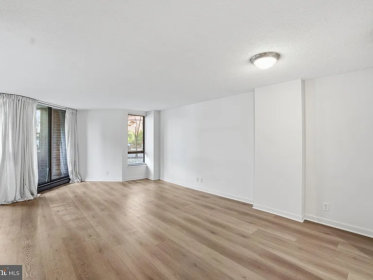 1099 22nd St NW #106 — Photo 9