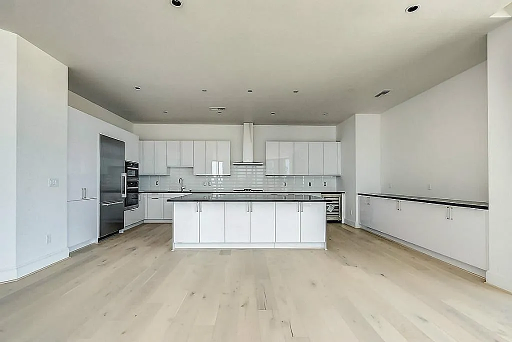 3 bed, 3.5 bath, 2826 sqft, $8,000 — Photo 2