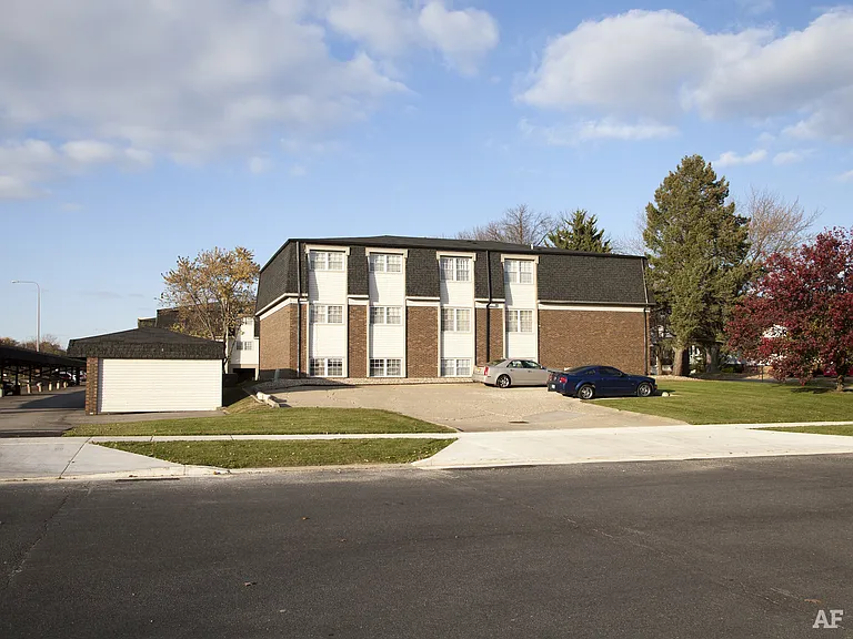 Hillcrest Apartments — Photo 19