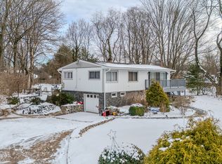 8 Stonecrop Rd, Norwalk, CT 06851