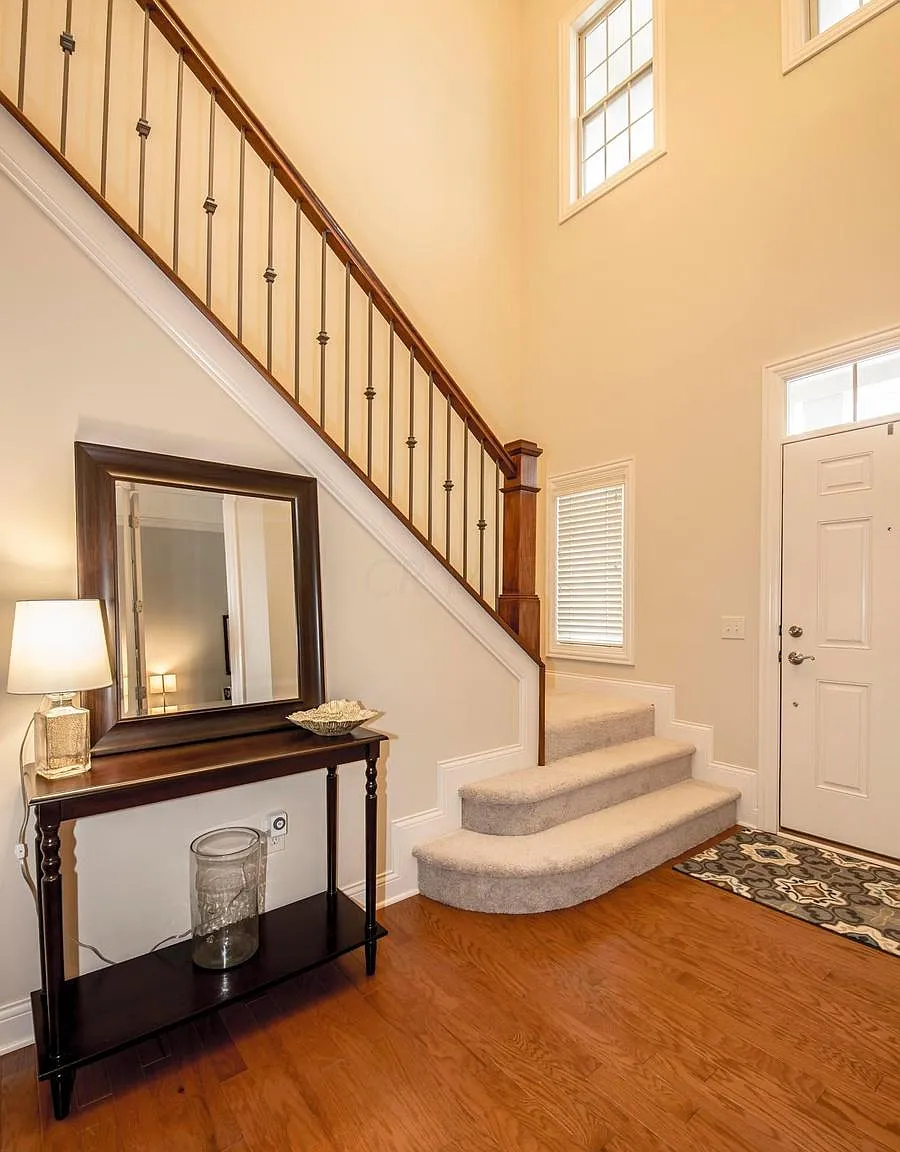 3 bed, 2620 sqft, $4,100 — Photo 2