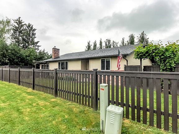 Fully fenced frontyard!