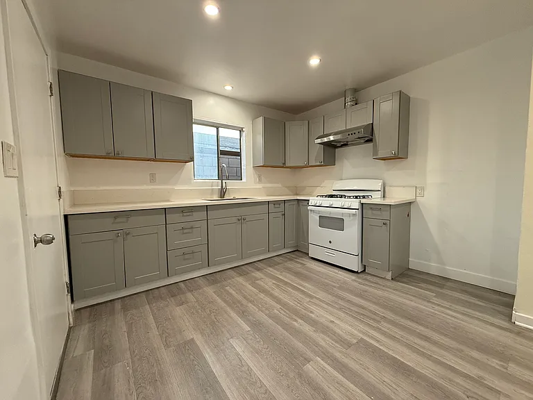 2735 Leafdale Ave — Photo 3