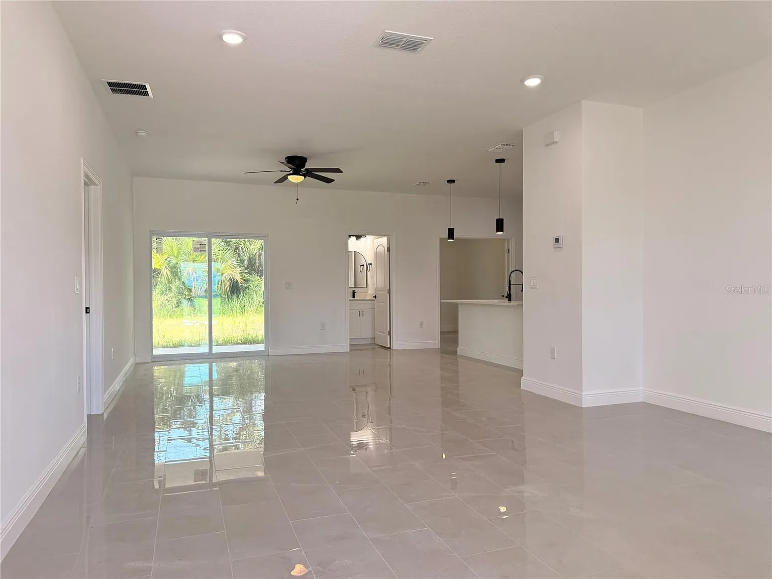 3 bed, 2.5 bath, 1845 sqft, $2,150 — Photo 3