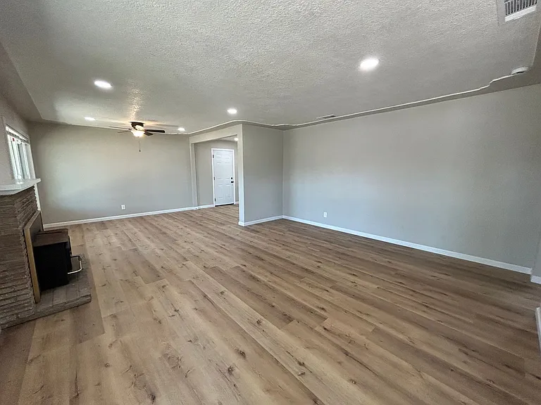 1404 Grape Ave — Photo 2