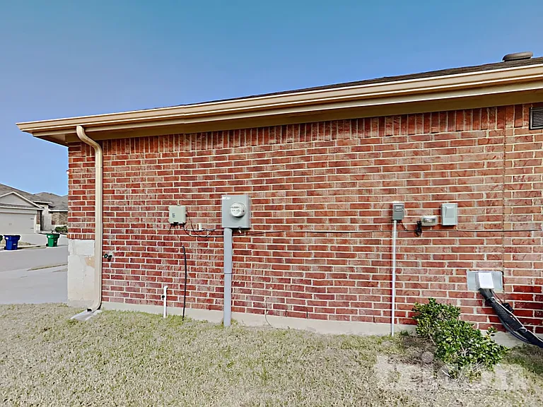 916 Roland Dr — Photo 12