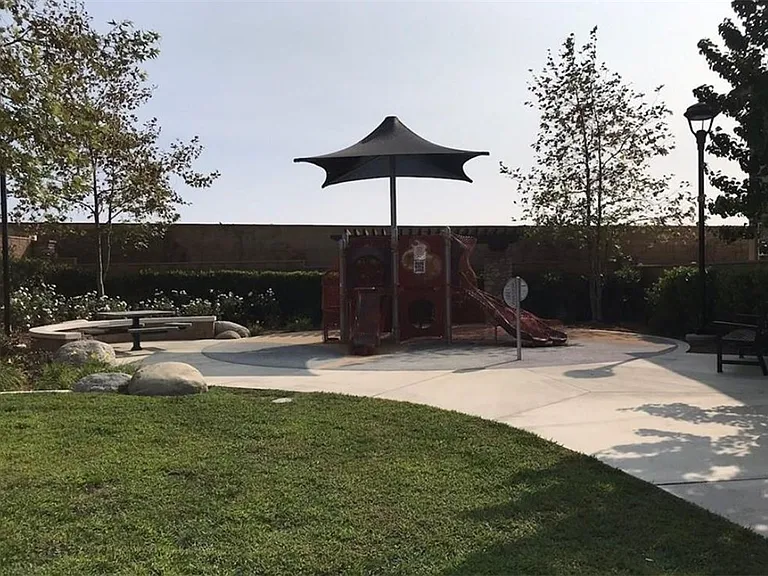 780 Huron Dr — Photo 3