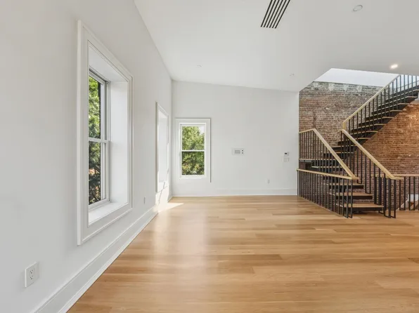 647 Jersey Avenue image 13 of 36