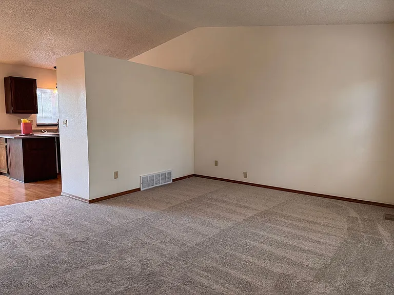 3827 Glenhurst St — Photo 2