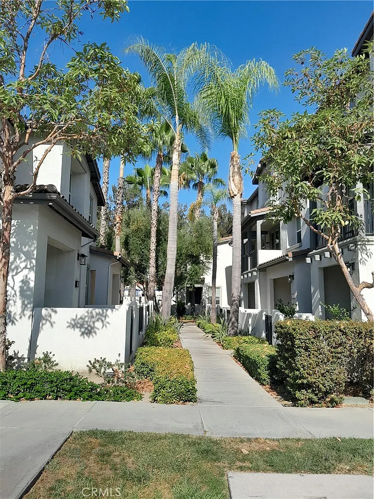 3 bed, 2.5 bath, 1632 sqft, $4,000 — Photo 2