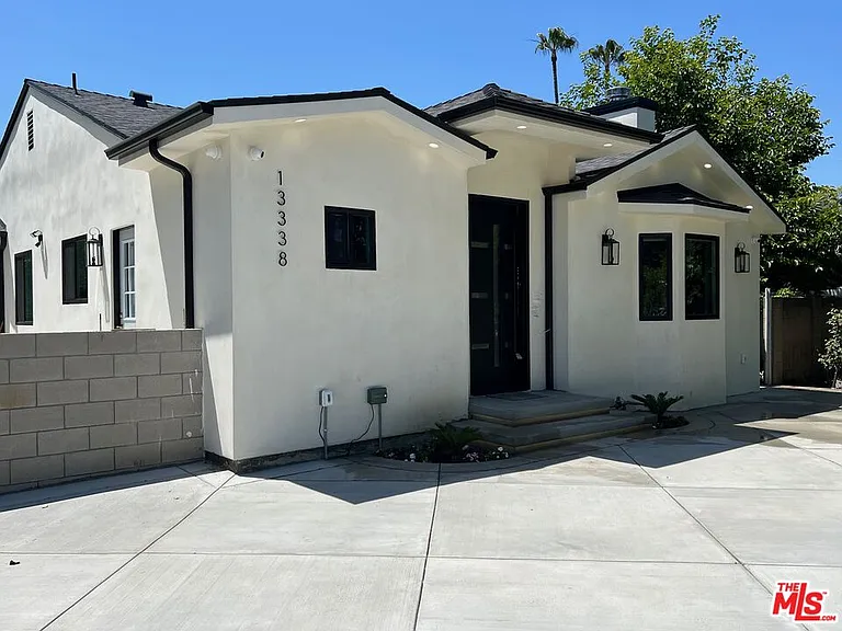13338 Magnolia Blvd — Photo 1