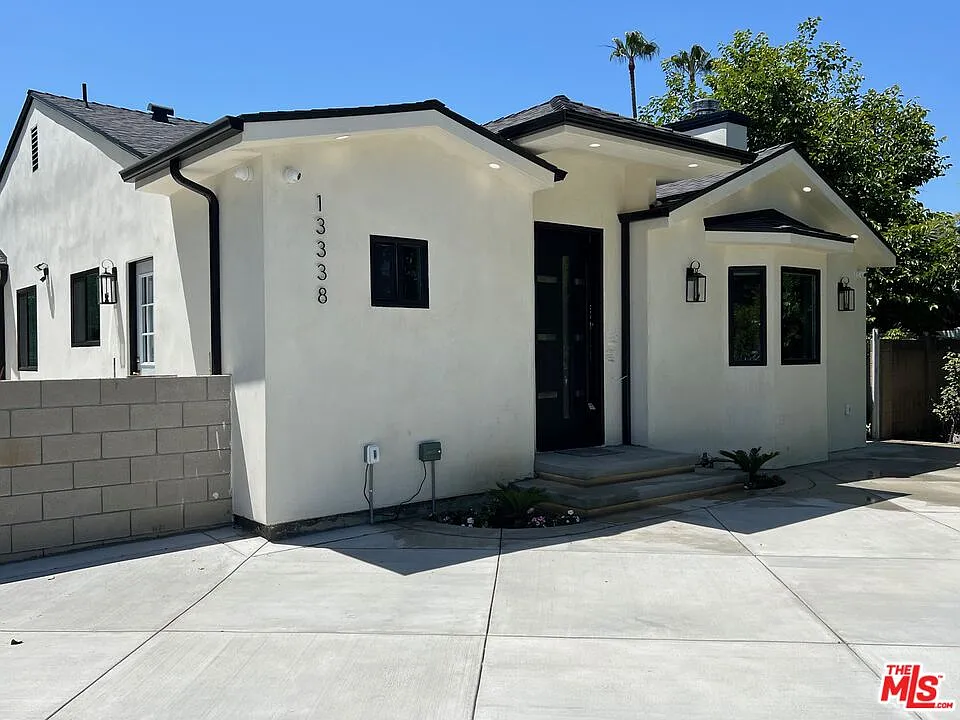 13338 Magnolia Blvd