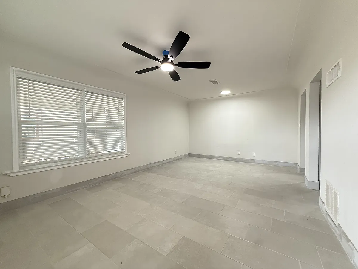 Building Photo - 3100 Thomas Ave #B