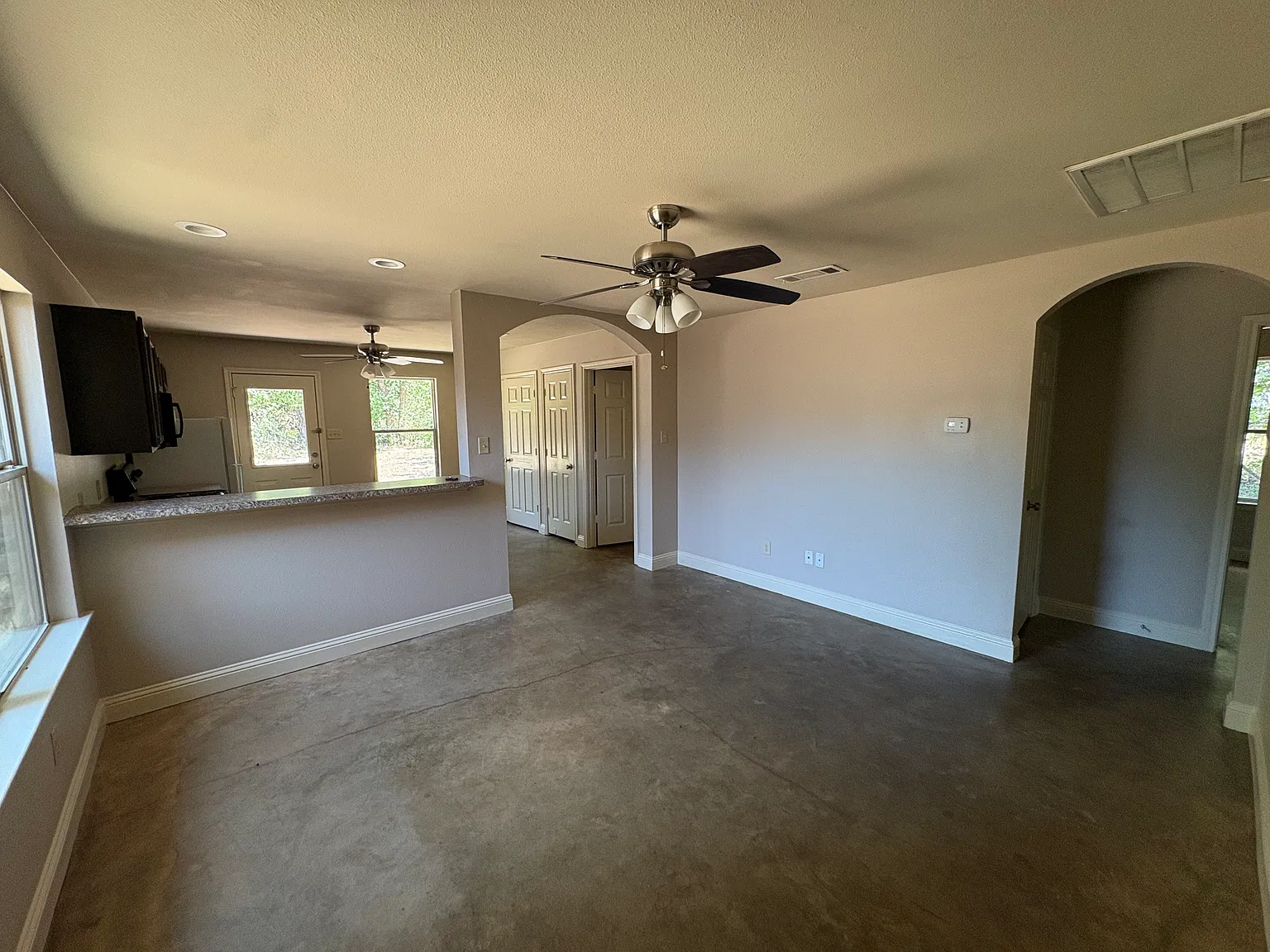 4 bed, 1124 sqft, $2,000 — Photo 3