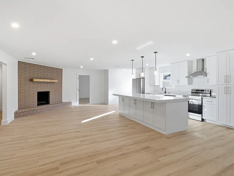 7076 Briarmeadow Dr — Photo 2