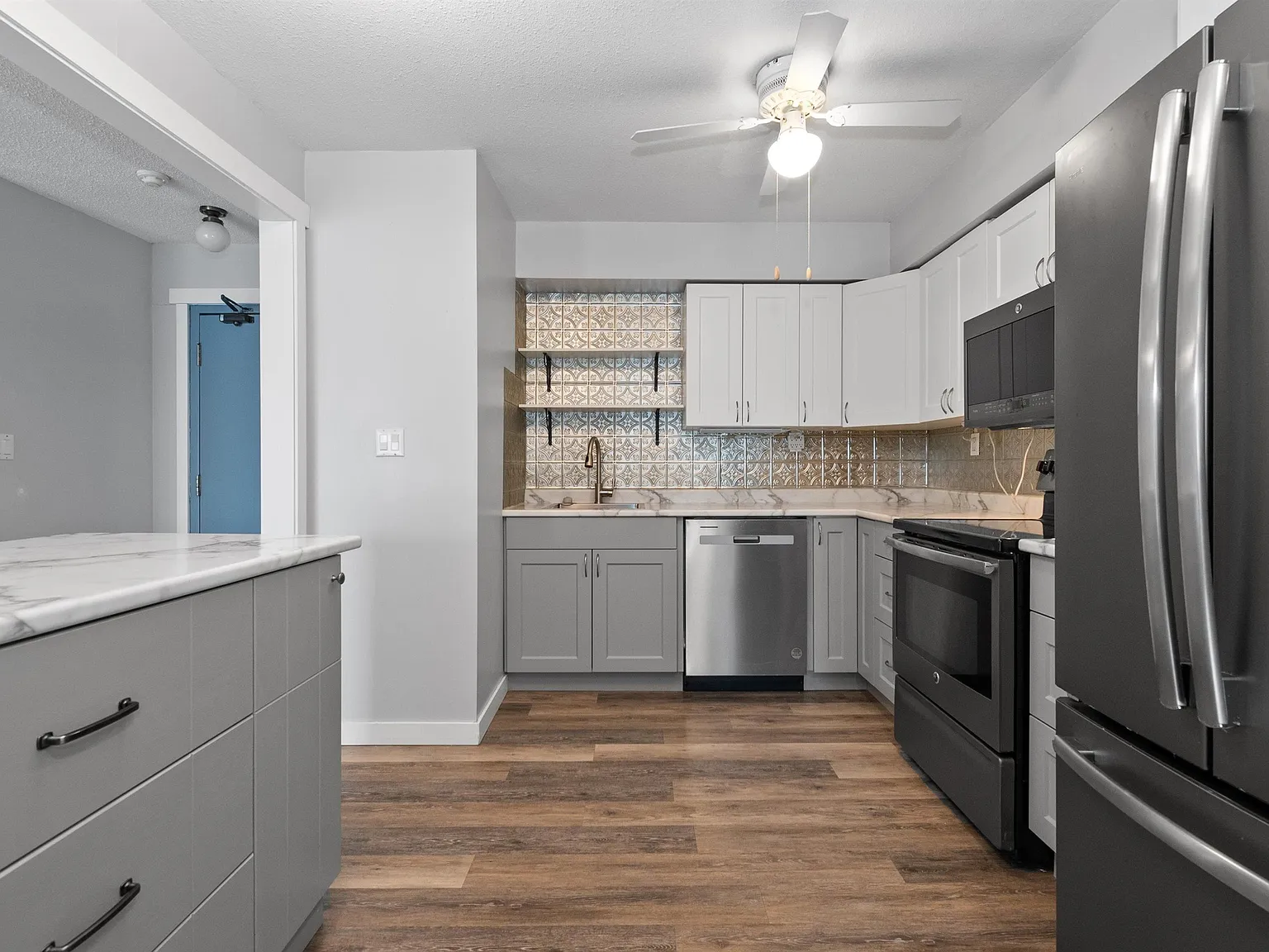 2 bed, 976 sqft, $1,600 — Photo 2