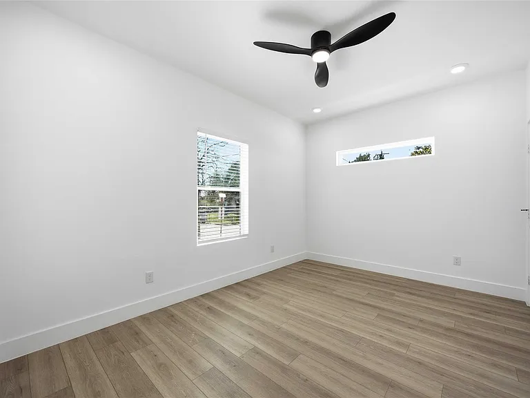 801 E 32nd 1/2 St #A — Photo 25