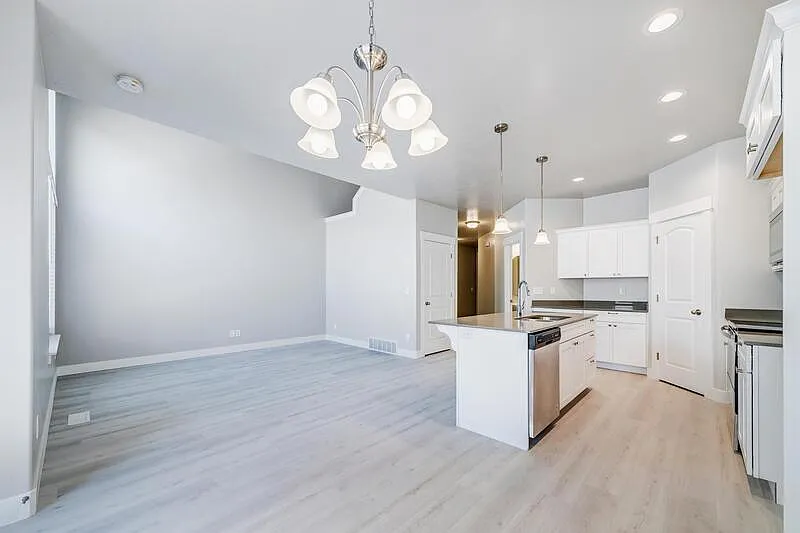 4 bed, 3.5 bath, 2350 sqft, $500 — Photo 4