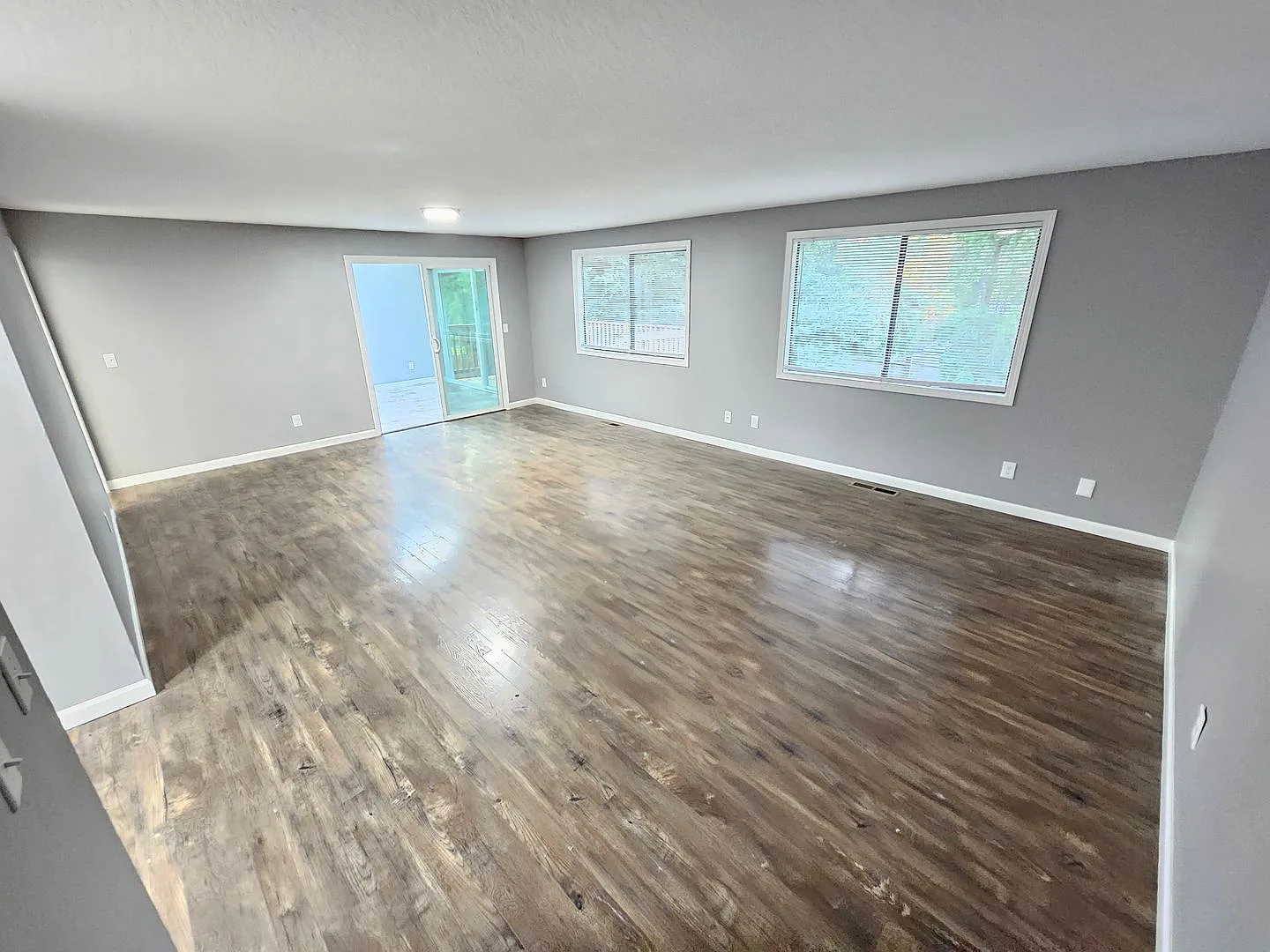 Lovely 3 Bedroom, 2 Bath House with 2 Car Garage — Photo 2
