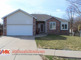 8200 Sunridge Cir, Lincoln, NE 68505