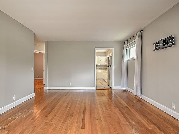 3rd image of 166 Reading Rd