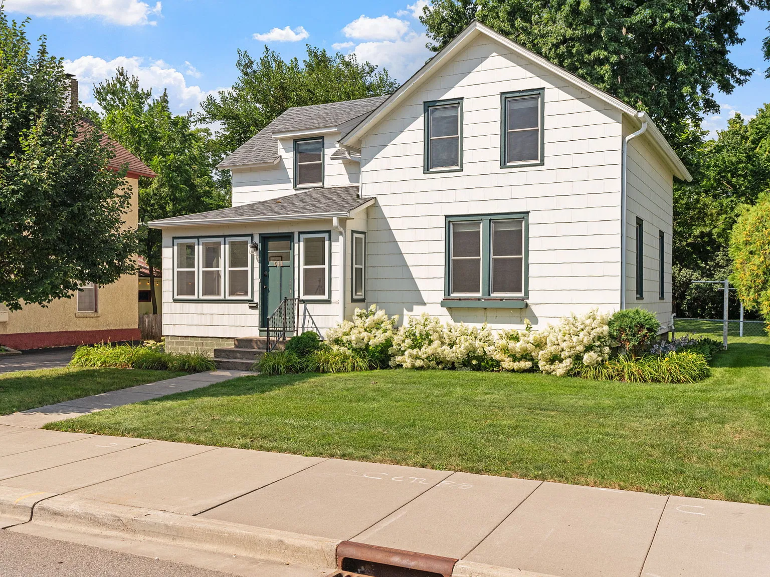 3 bed, 2.5 bath, 1720 sqft, $6,000 — Photo 2