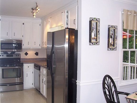 Bright & airy kitchen with new appliances installed 9/17/09