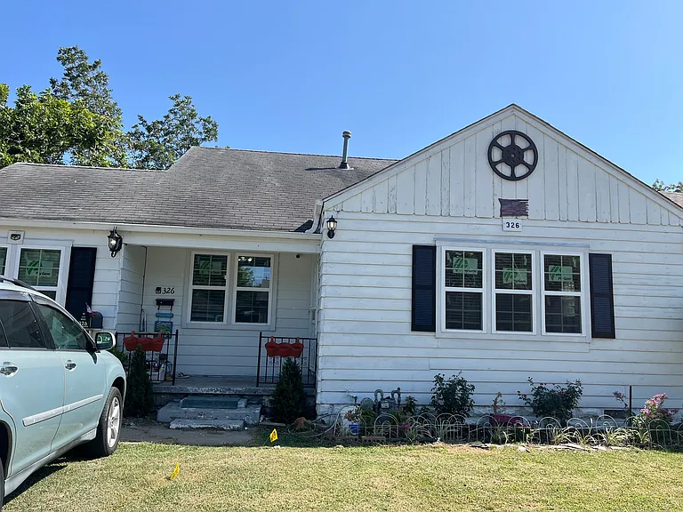 326 E Young Pl — Photo 12
