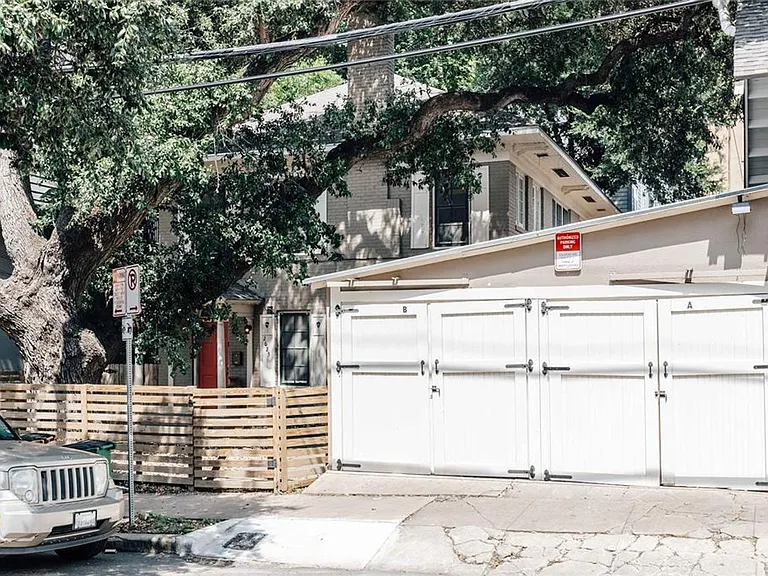 2623 Salado St #B — Photo 32