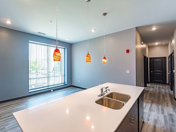 4th image of 200 S Washington St #204