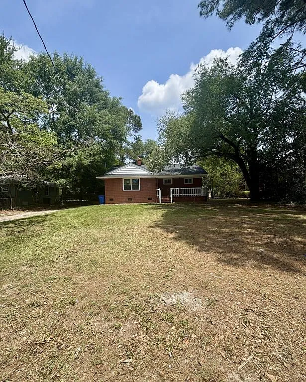 330 Richmond Dr — Photo 1