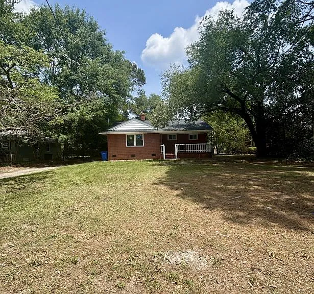 330 Richmond Dr — Photo 1