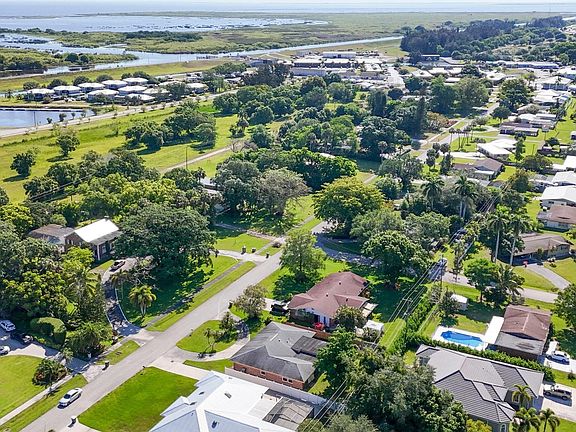 4th image of 534 E Del Monte Avenue