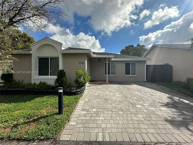 5733 NW 100th Ct — Photo 1