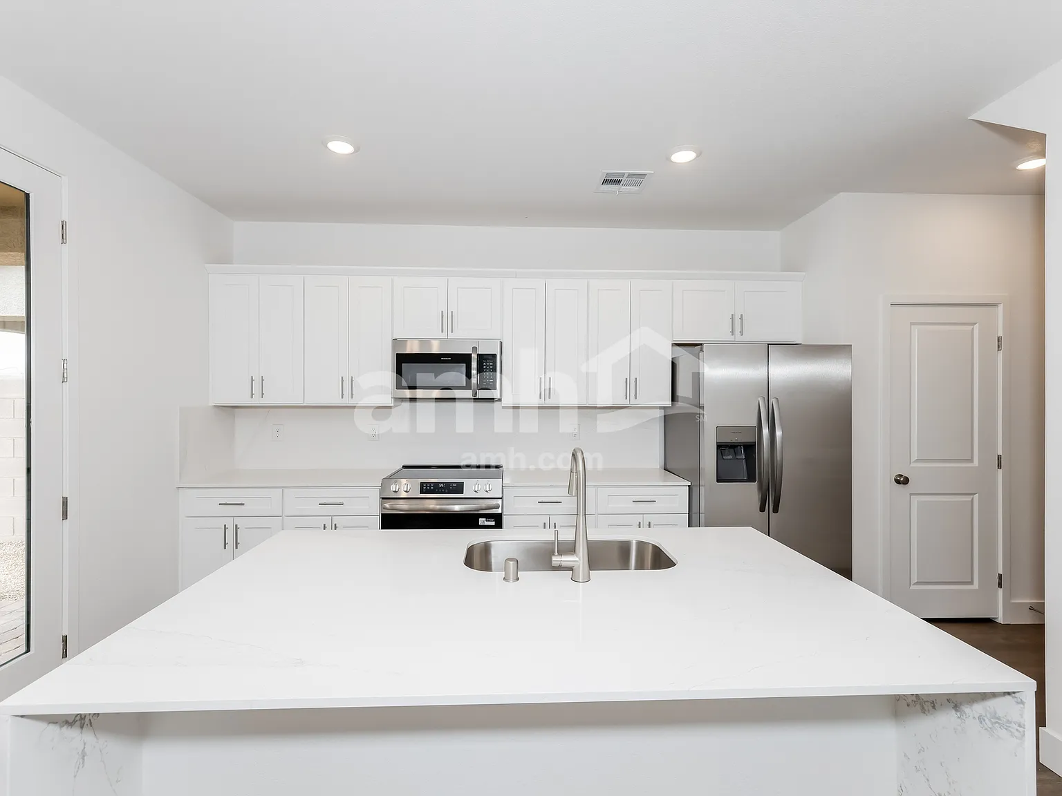 4 bed, 2.5 bath, 1967 sqft, $2,505 — Photo 4