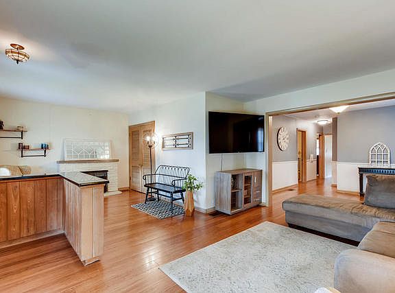 3rd image of 5506 N Mulligan Ave