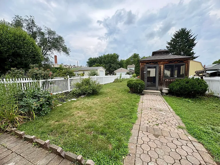 423 W Penn St — Photo 28