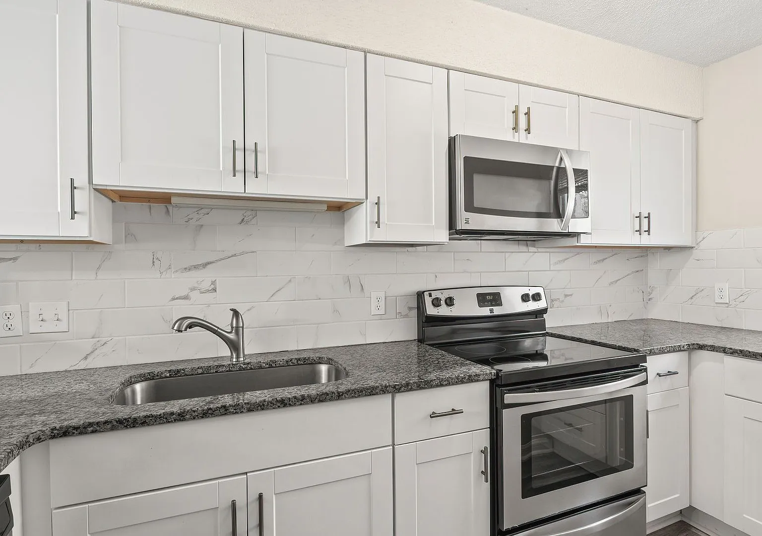 Delightful Two bedroom townhouse available NOW — Photo 2