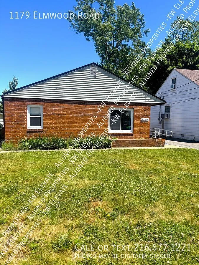 Charming 3Bedroom Brick Ranch in Mayfield Heights! — Photo 2