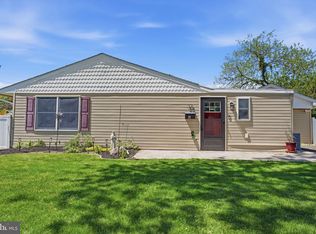 35 Ember Ln, Levittown, PA 19054