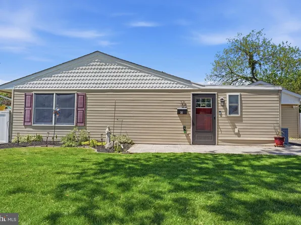 35 Ember Ln, Levittown, PA 19054
